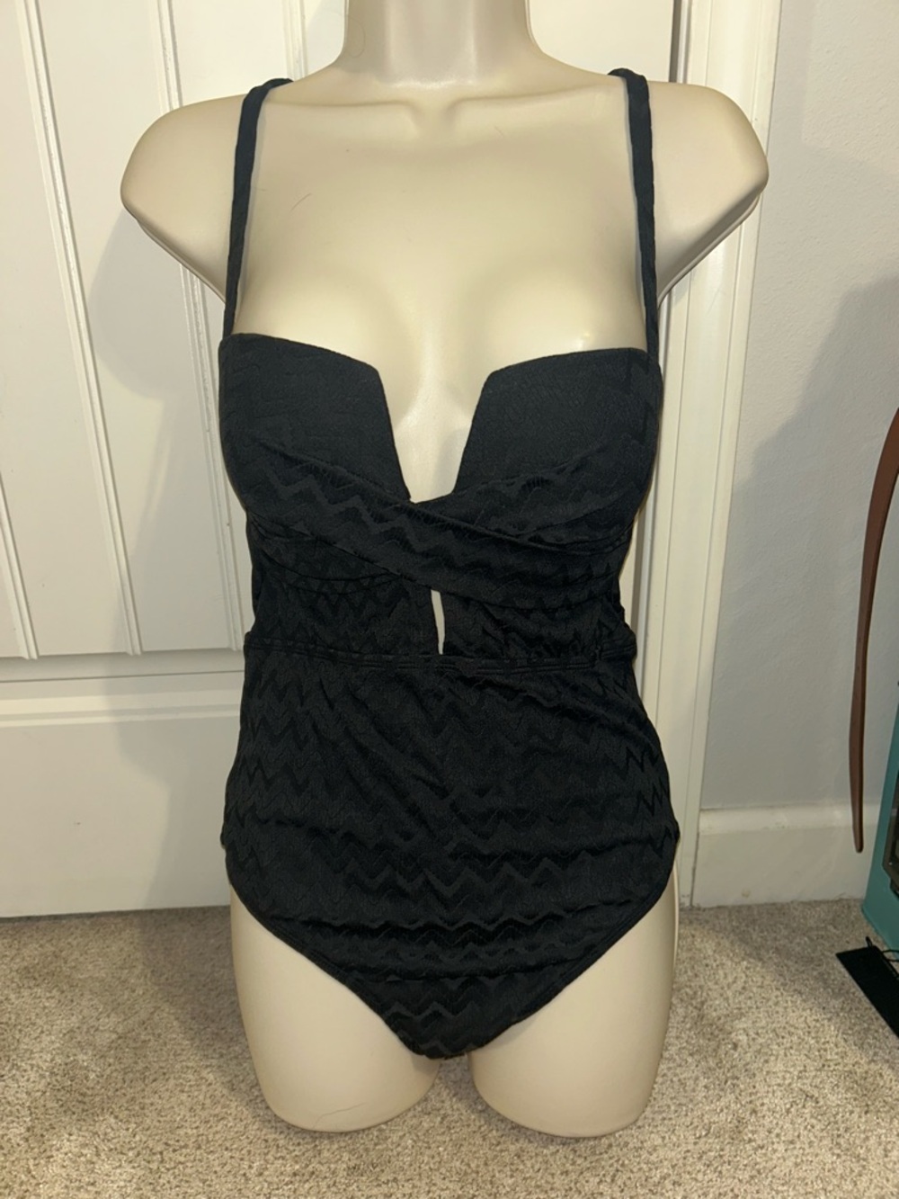 NWT Cupshe Black Textured One-Piece Swimsuit with Twist Front Sz M